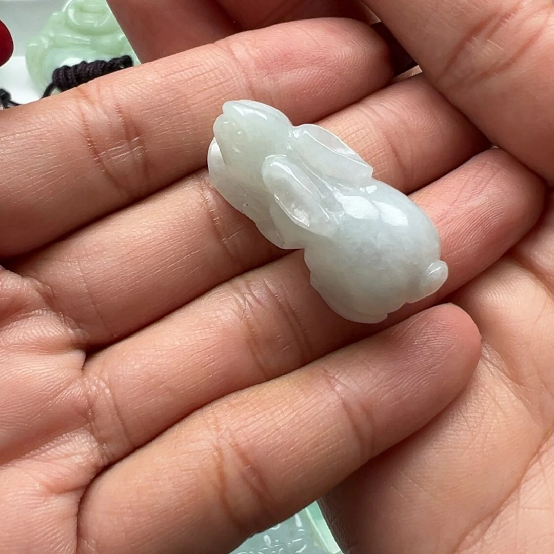 翡翠颈饰未镶嵌兔子