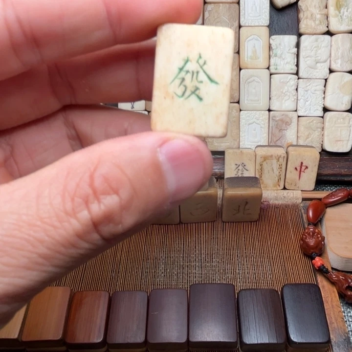 无***宝实心竹雕刻手把件