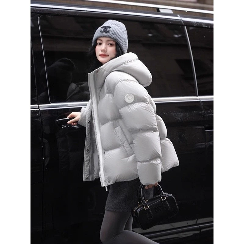 波司登极地联名羽绒服女高级感长短款2025时尚连帽加厚设计感袖标