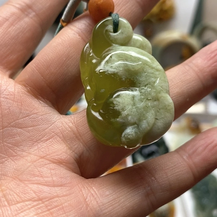 蛇纹石玉颈饰未镶嵌