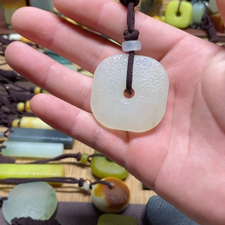 蛇纹石玉挂件未镶嵌暗***蝎