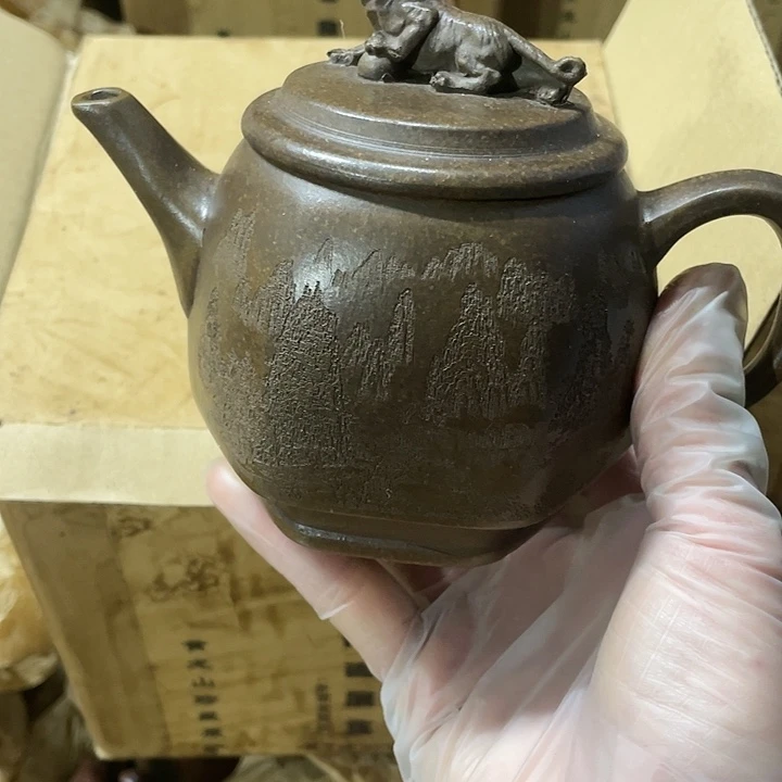 紫砂茶壶原矿泥料手工制作的一把紫砂壶。