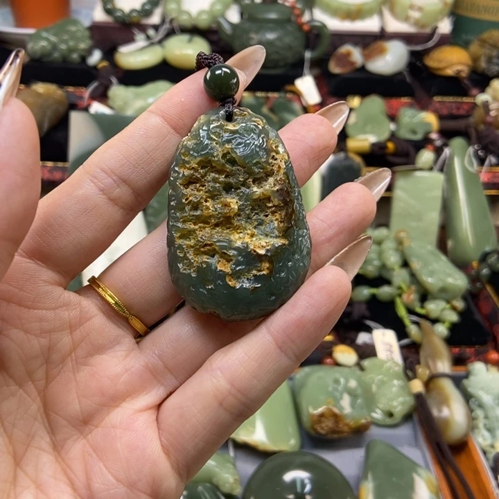 颈饰未镶嵌岫岩河磨玉（透闪石质玉）中**拿
