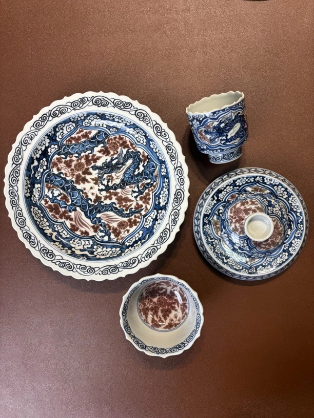 三顾堂青花釉红葵口开窗龙穿花盖碗，杯子，壶承，盖置