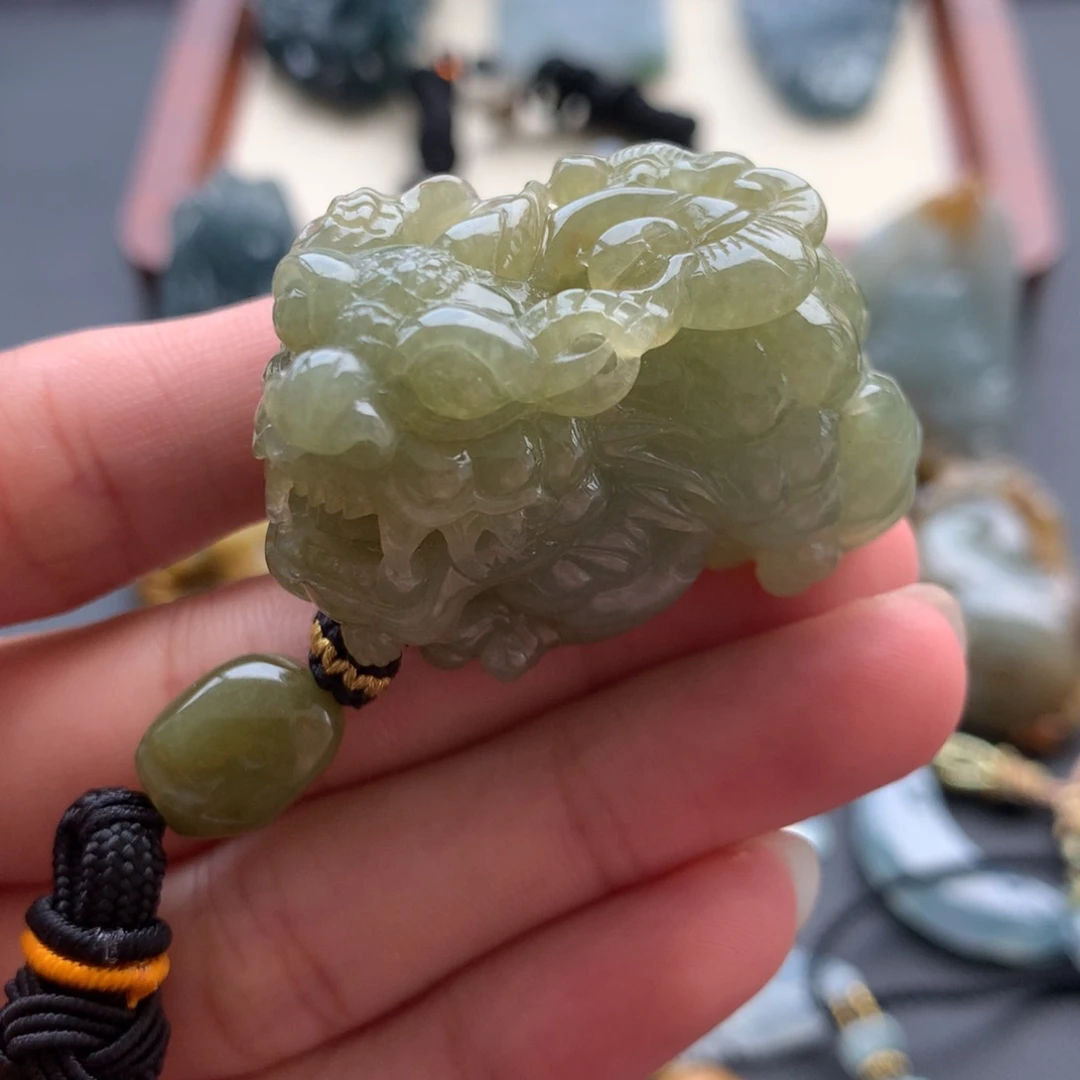 翡翠未镶嵌颈饰貔貅