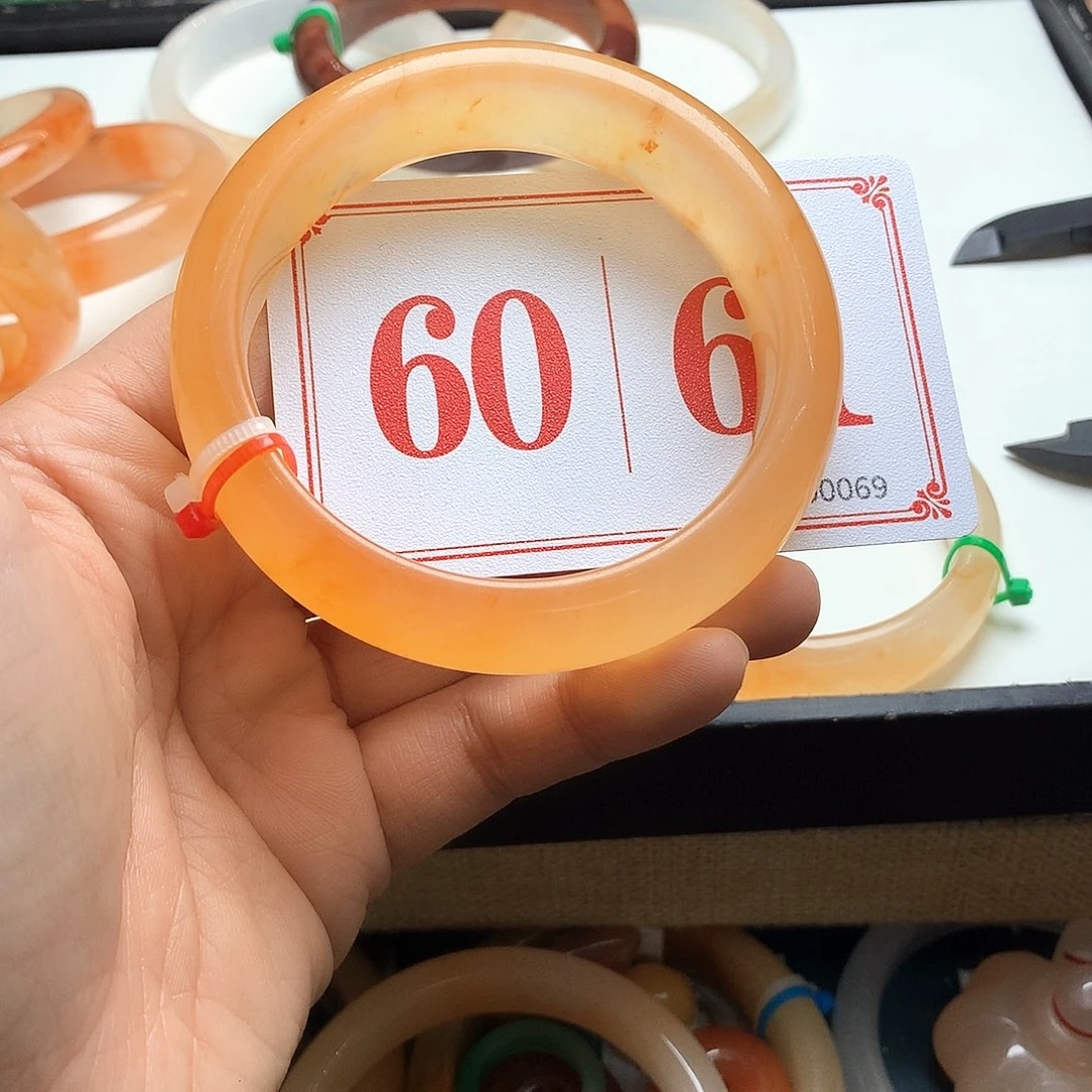 未镶嵌石英质玉（黄龙玉）手镯美**瑕