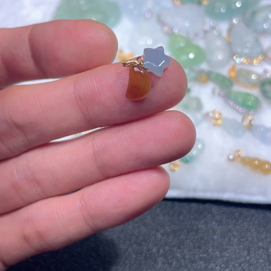 甲***）颈饰18K金镶嵌翡翠翡翠