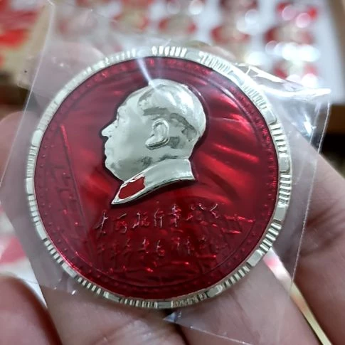 铝2***风圆形红色文字像章