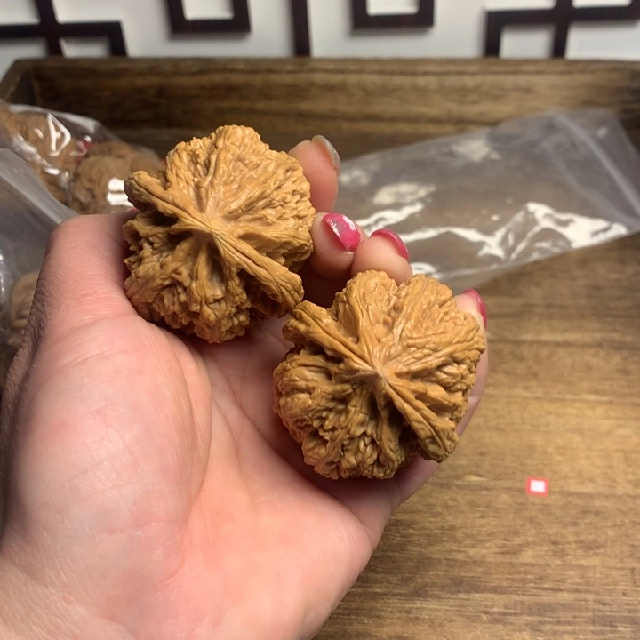 文玩核桃吊坠昨*粗筋