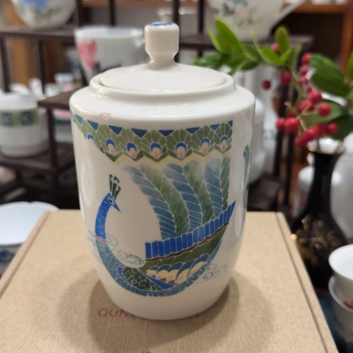 云南永胜茶叶罐手绘孔雀微瑕