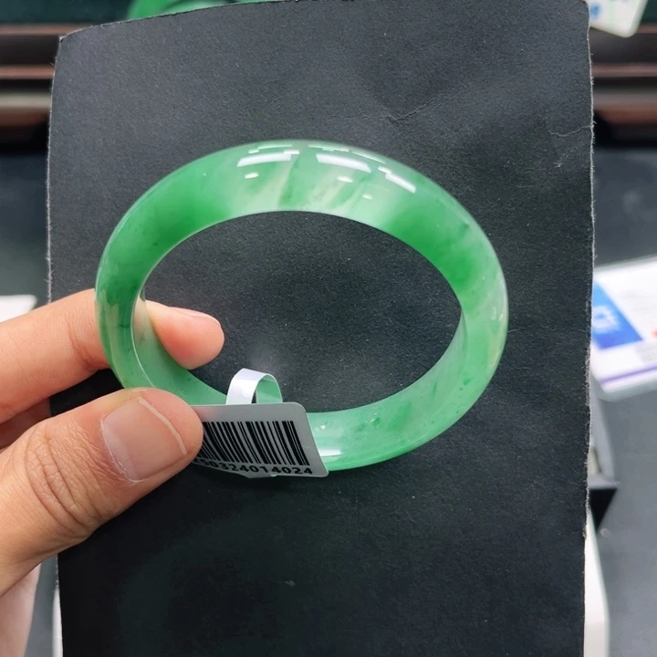 人***凝石英质玉（非洲翠）未镶嵌手镯