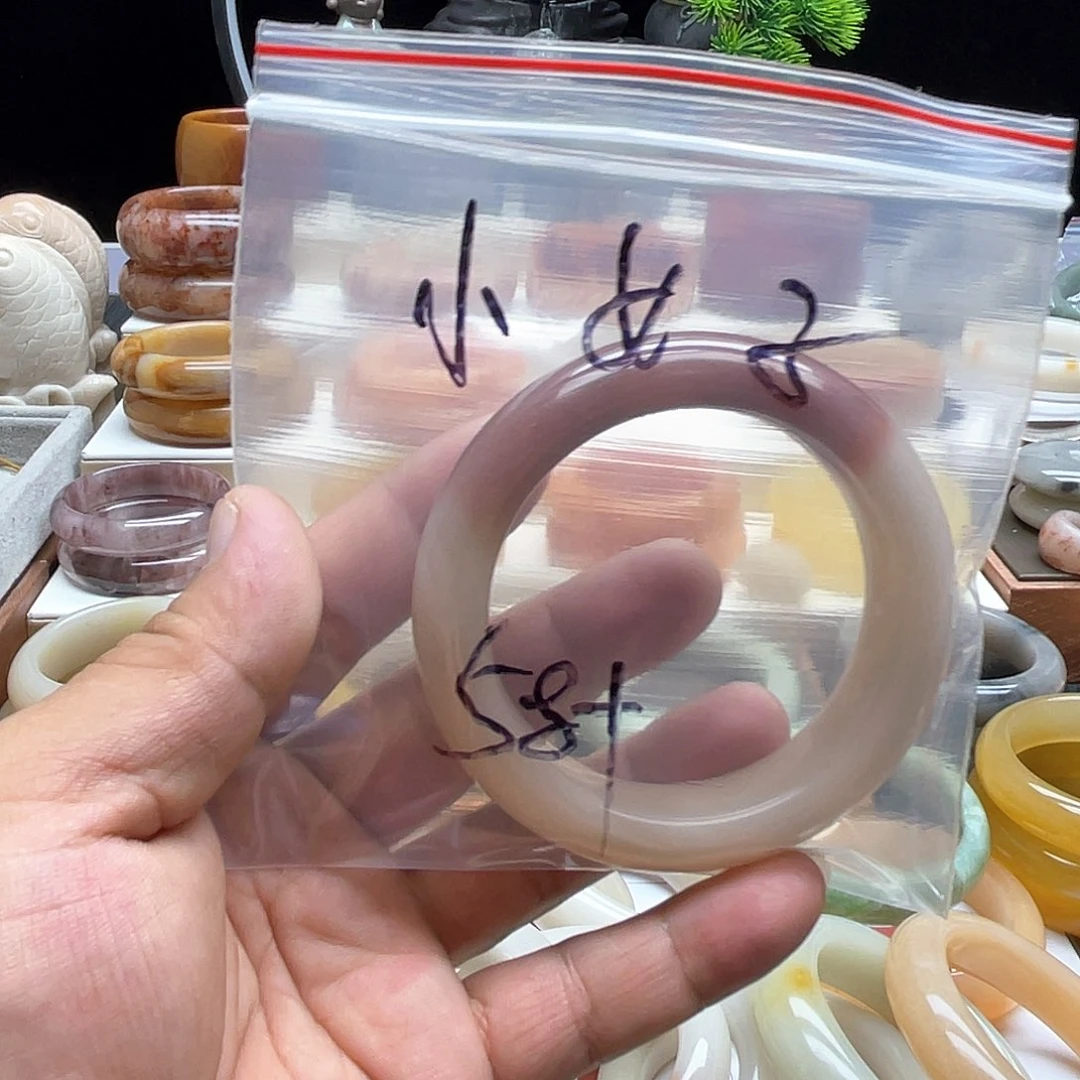 小***子石英质玉（佘太翠）手镯未镶嵌