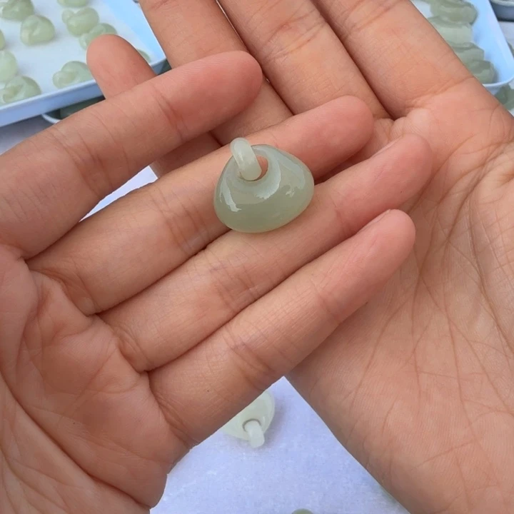 和田玉未镶嵌颈饰钱**锦