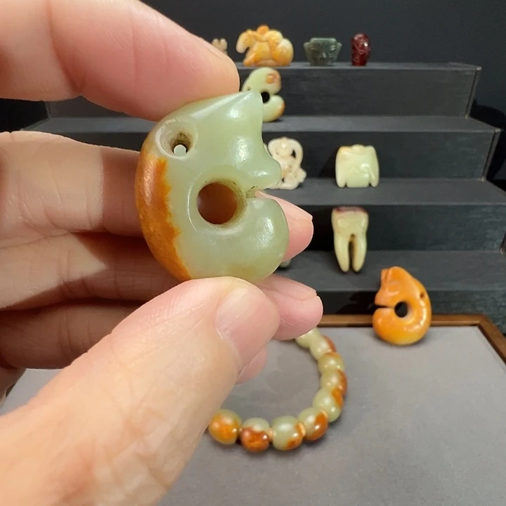 A***生和田玉（糖玉）未镶嵌颈饰北方红山文化时期风格玉猪龙