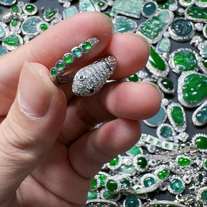 翡翠颈饰未镶嵌天然A货翡翠放漏