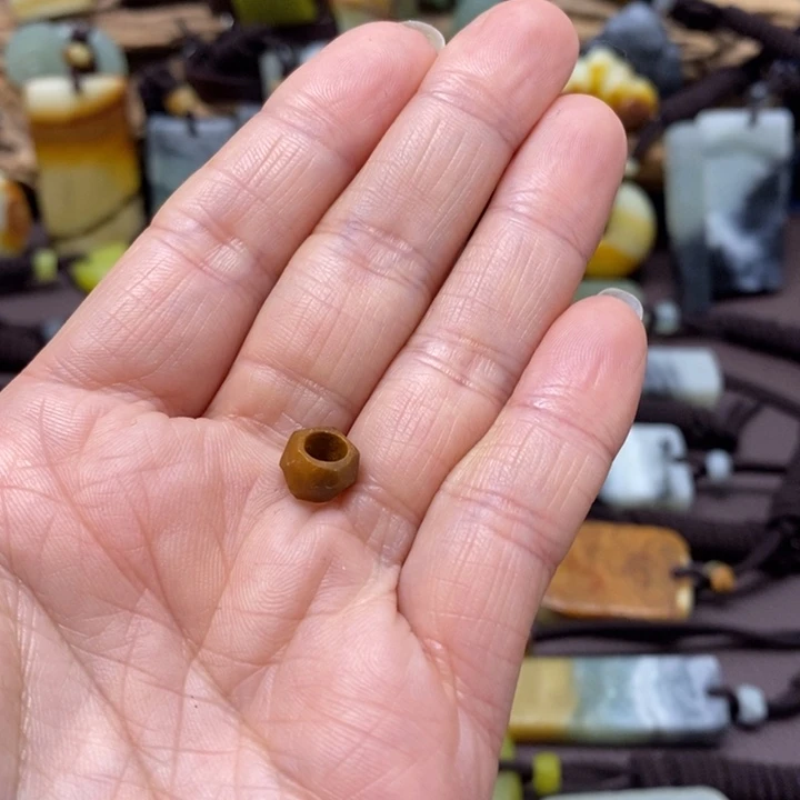 7***8蛇纹石玉未镶嵌颈饰