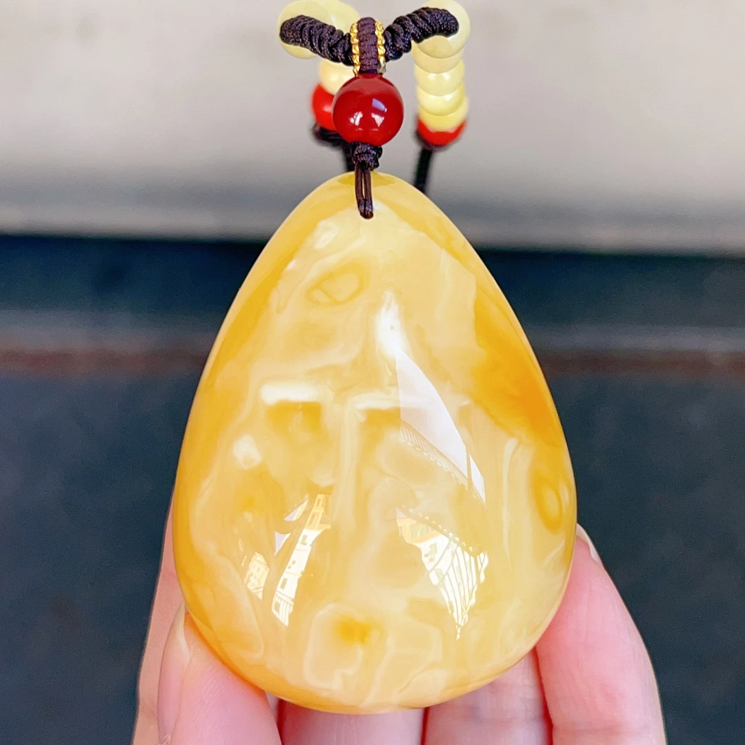 俄料满蜡黄白花蜜蜡水滴吊坠，花纹妖娆，器形饱满37克60*45*23.5mm