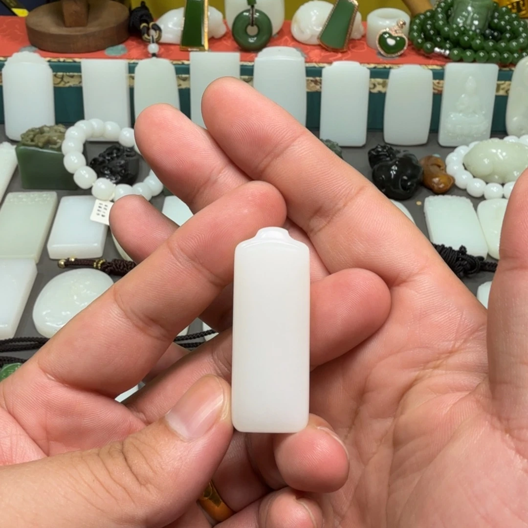 和田玉未镶嵌吊坠(赠链)