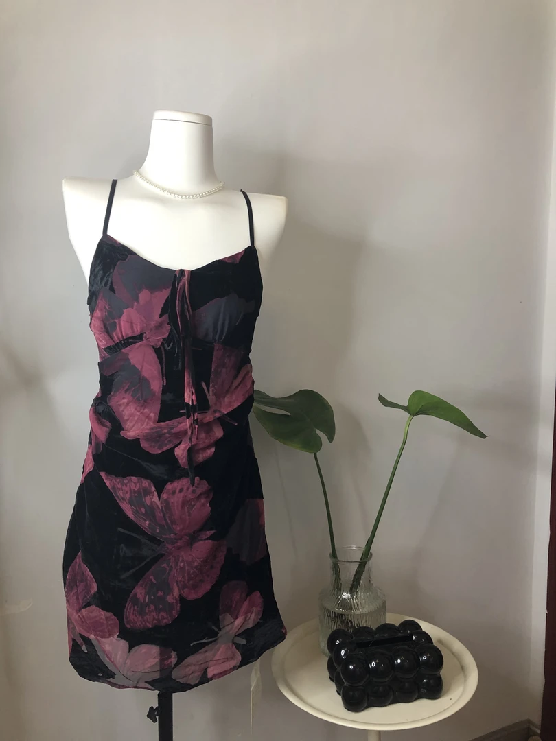 夏季礼服褶皱短裙蕾丝无袖中腰连衣裙女士复古常规修身吊带