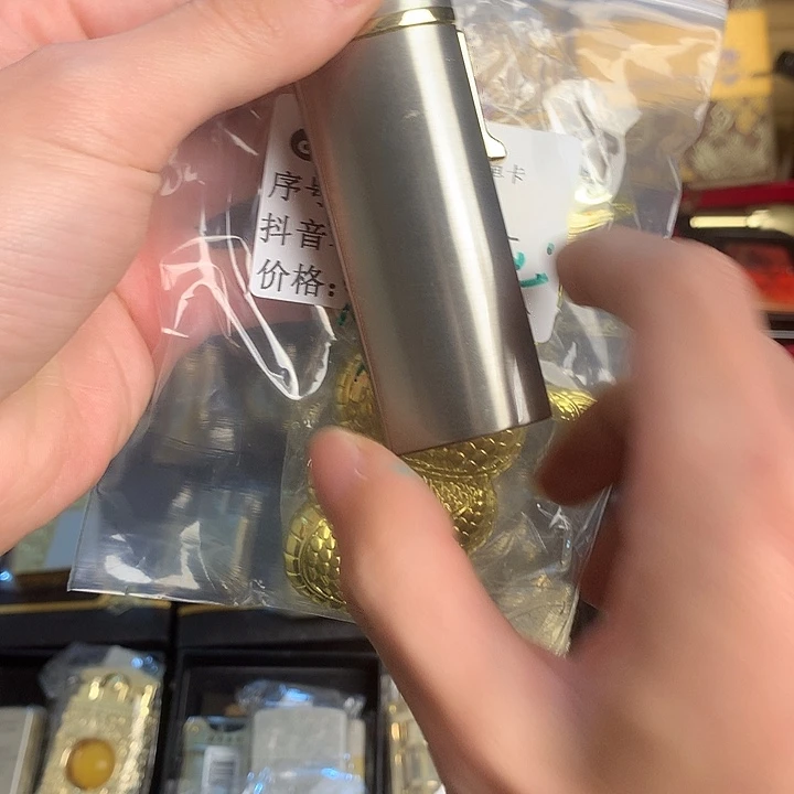 ✎***欲充气防风打火机一个