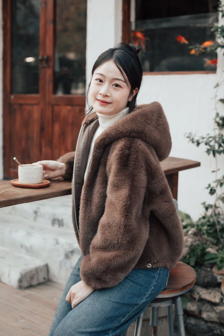 新款海宁秋冬新款连帽加厚短款休闲毛外套百搭