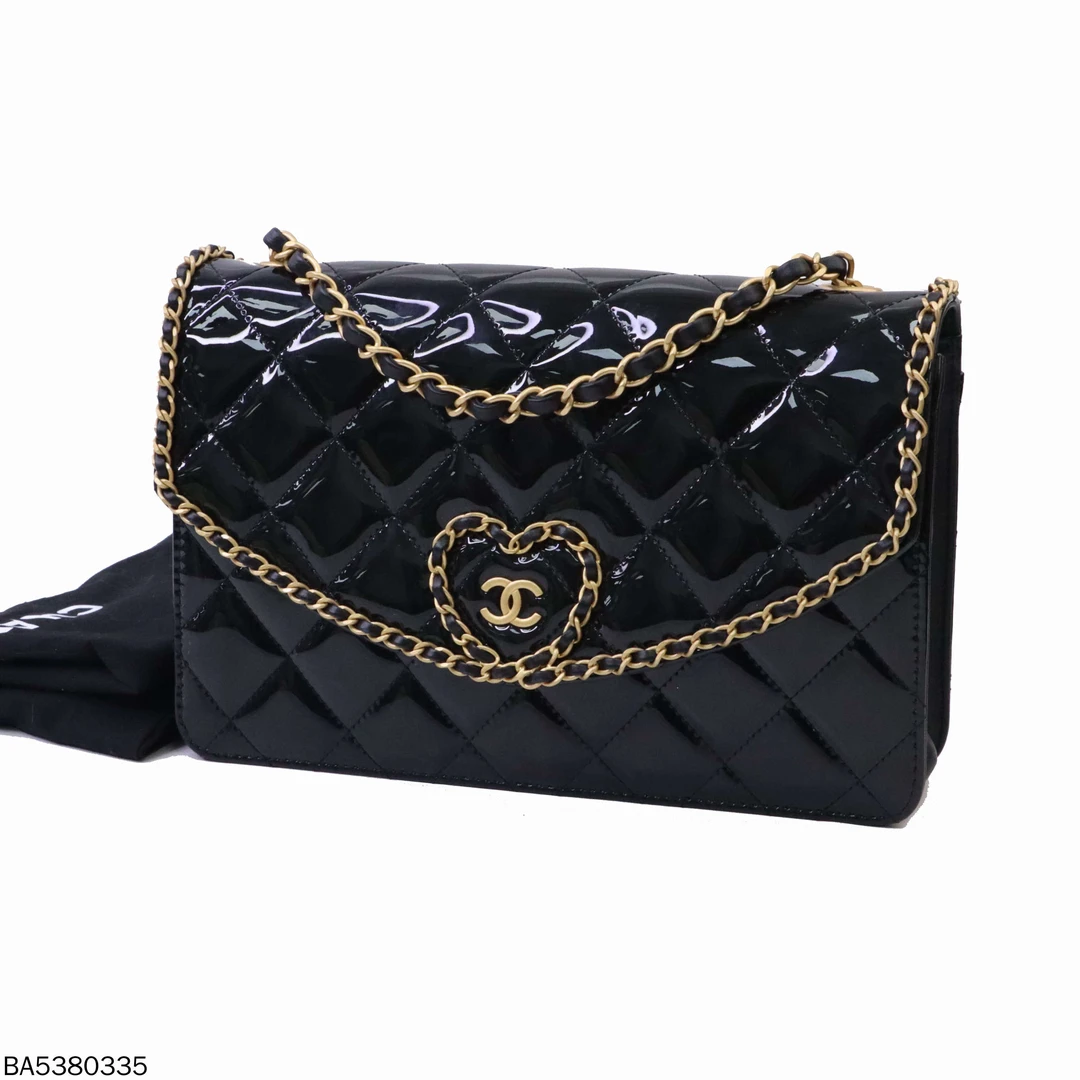 99新 Chanel/香奈儿 24a黑色漆面牛皮爱心扣翻盖链条包/BA5380335