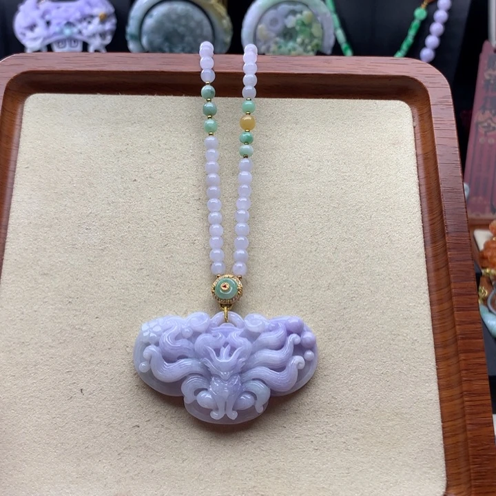 翡翠颈饰未镶嵌翡翠九尾狐