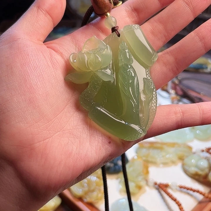 未镶嵌蛇纹石玉颈饰龙*