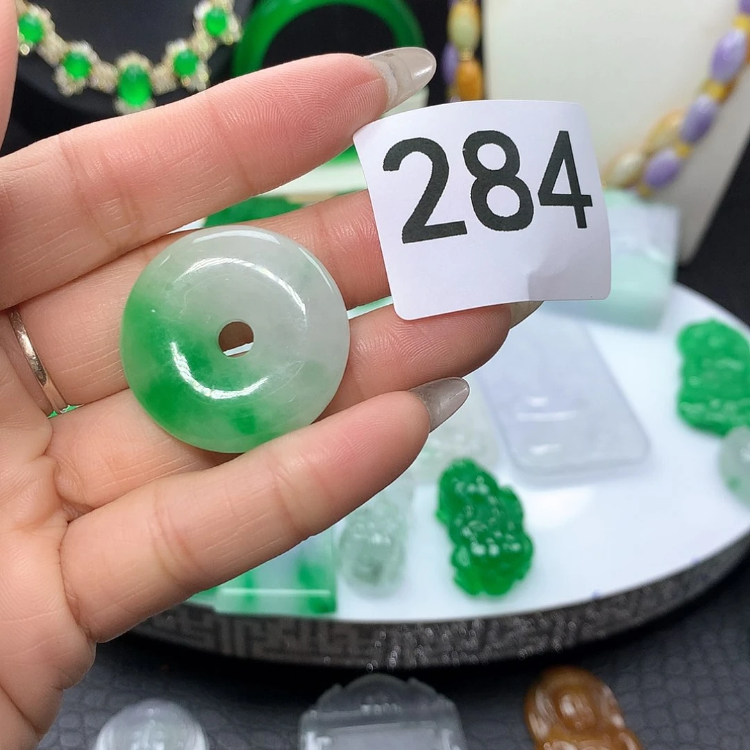 翡翠吊坠(赠链)未镶嵌