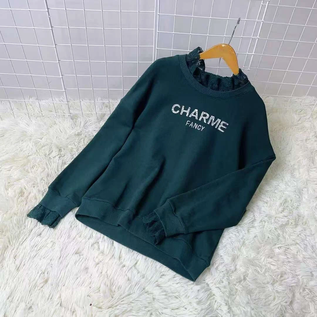 鲁家 温柔蕾丝边拼接圆领字母卫衣 03407