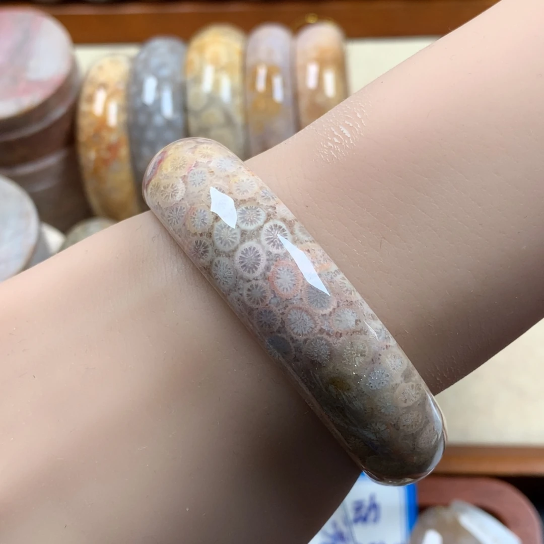 未镶嵌55.2圈口漏150/个。15硅化珊瑚（珊瑚玉）