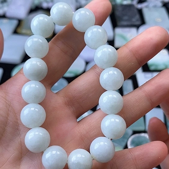 翡翠挂件未镶嵌翡翠的