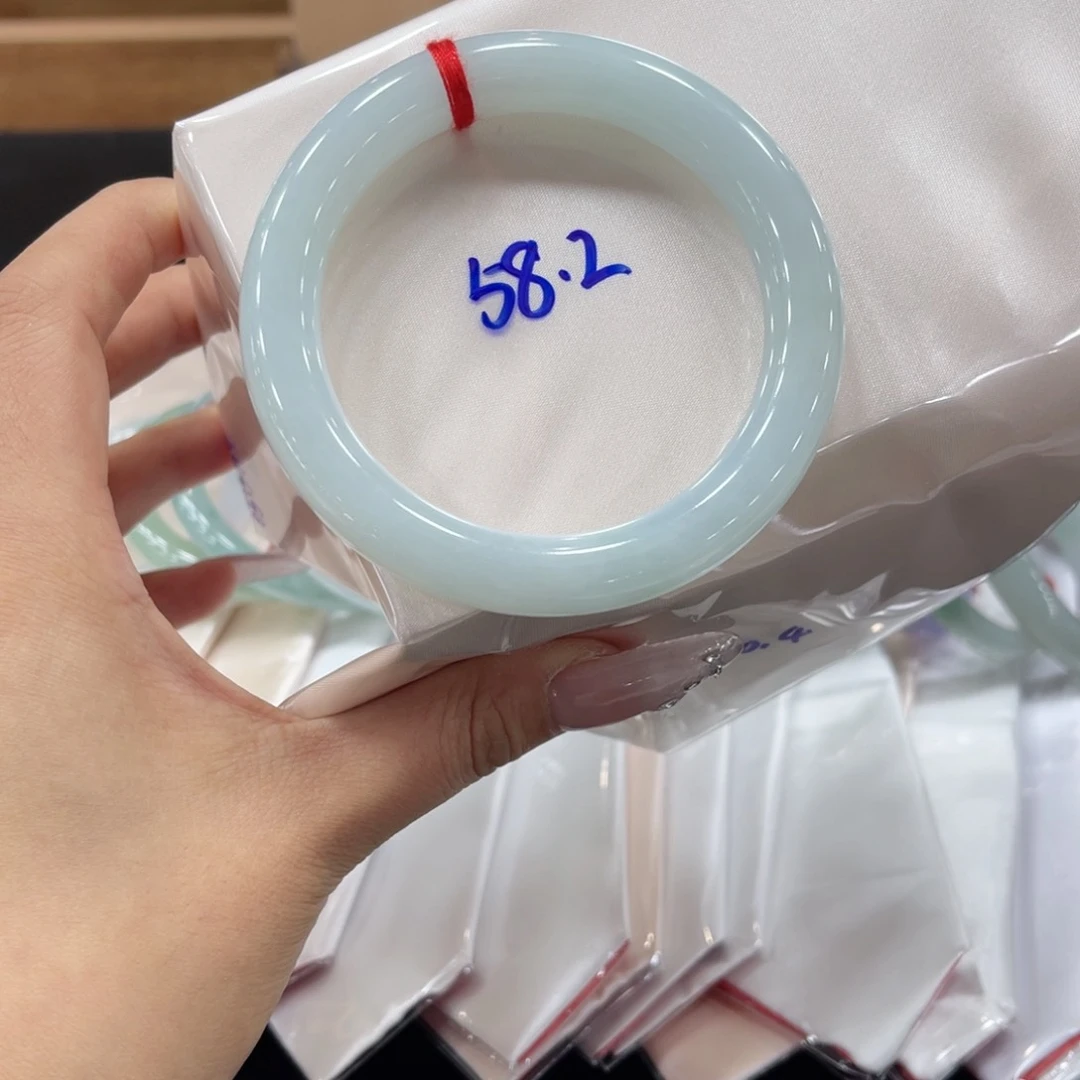 翡翠手镯未镶嵌翡翠