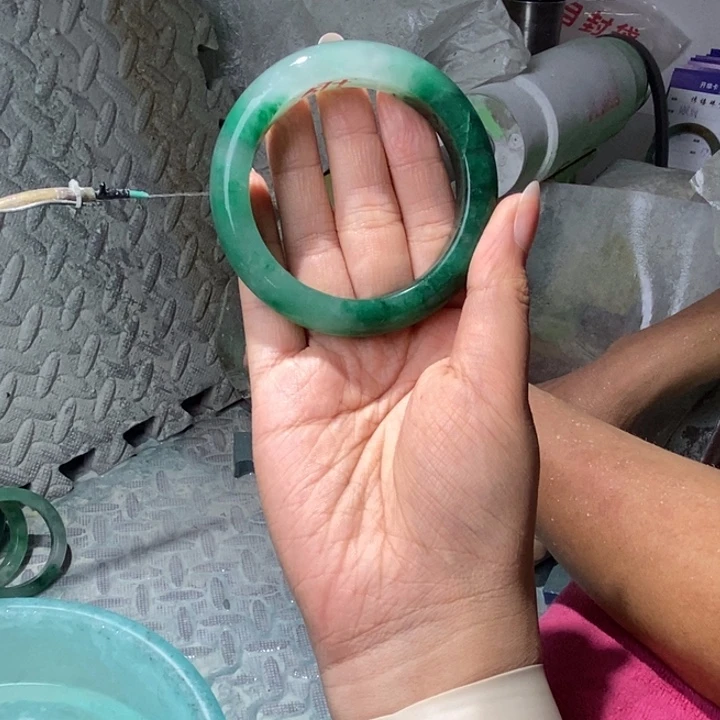 红***4石英岩玉未镶嵌手镯定制