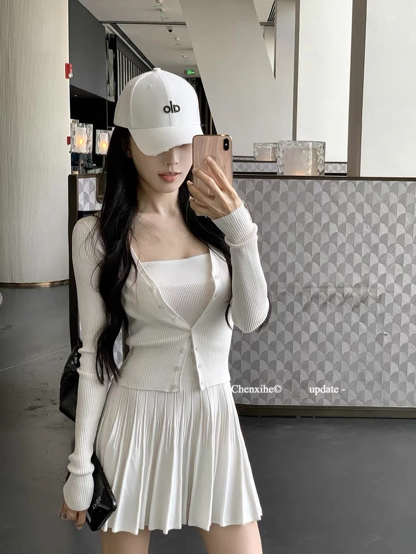 何晨曦 一整套ootd穿搭套装女短款针织修身开衫上衣A字百褶吊带裙