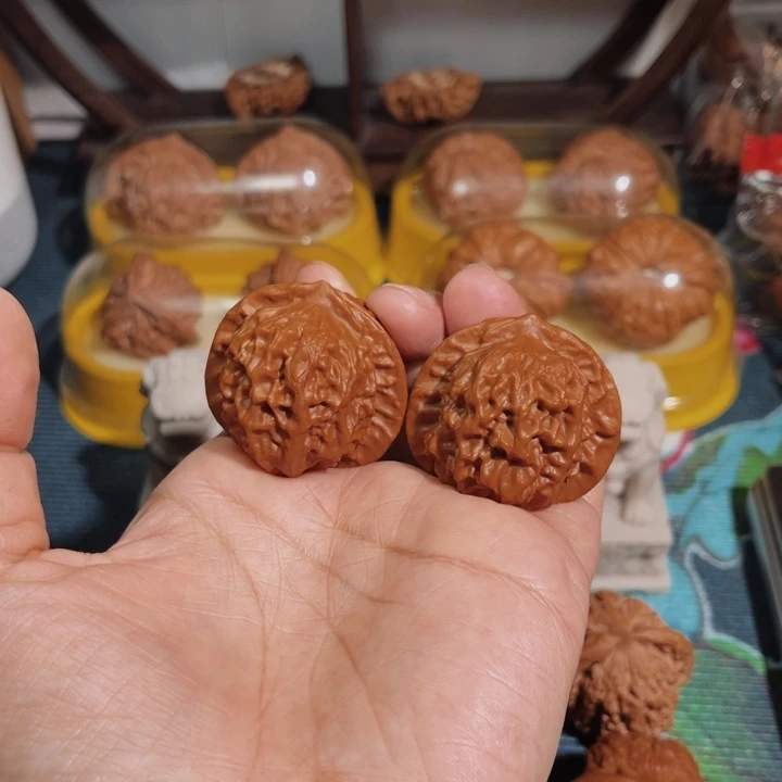 文玩核桃吊坠瓷娃娃