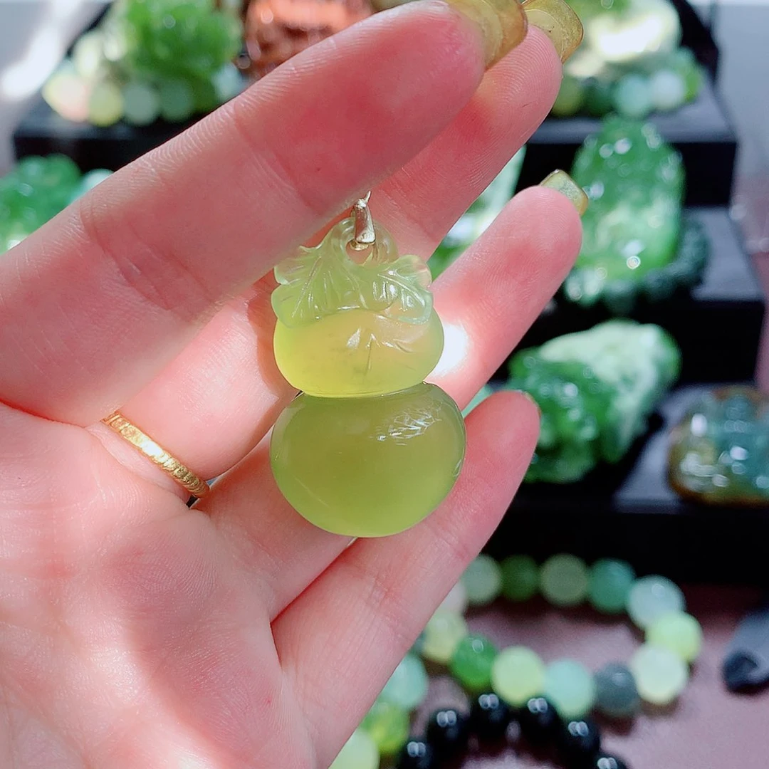 蛇纹石玉挂件未镶嵌