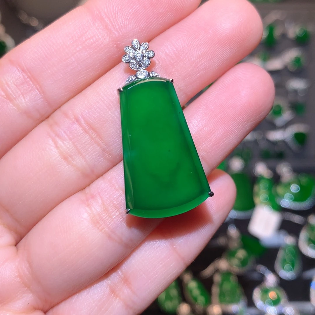 翡翠颈饰18K金镶嵌无事牌