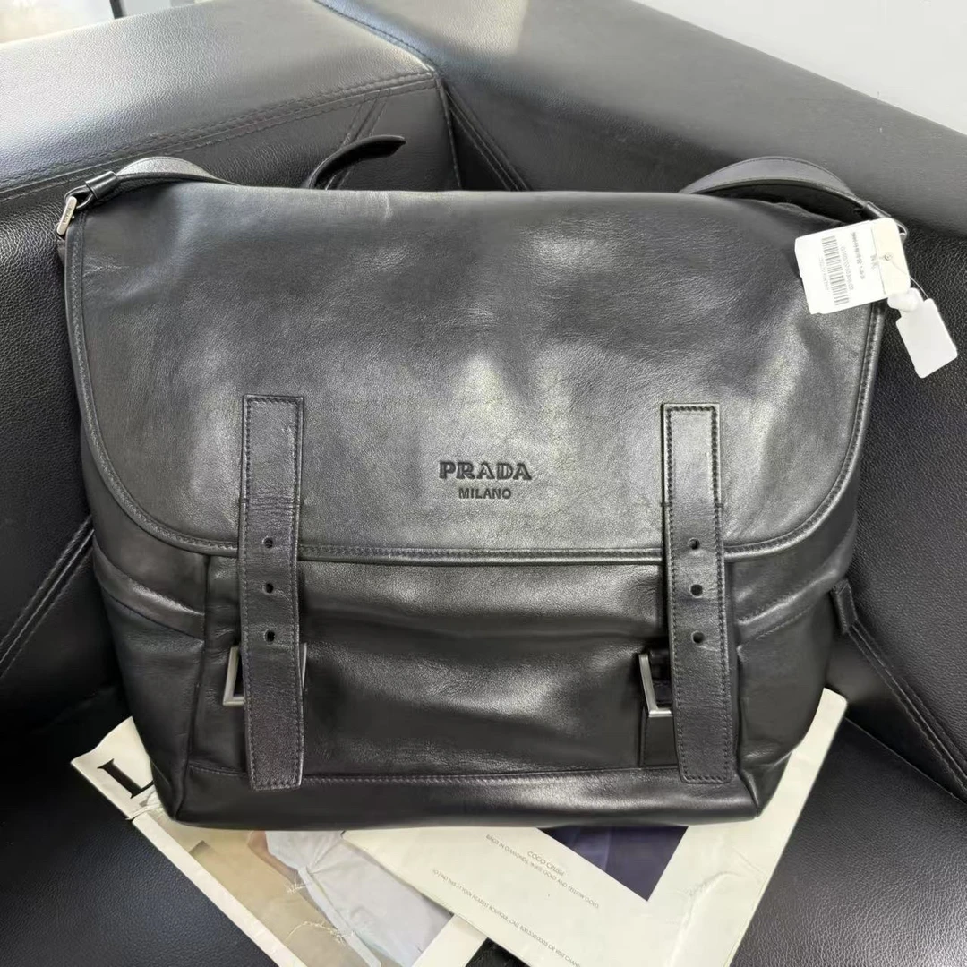 95新 Prada/普拉达 捐金沉珠/黑色邮差包单肩