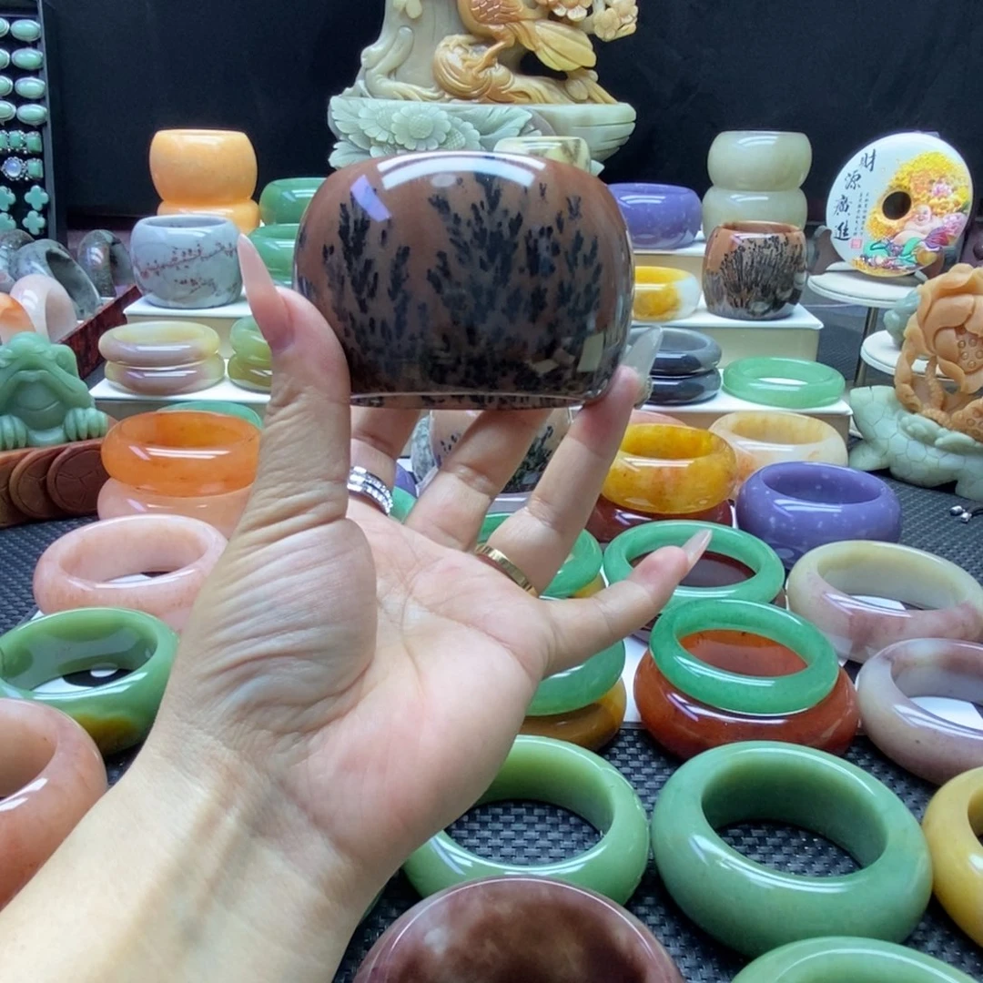 (****石英质玉未镶嵌手镯