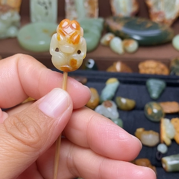 时***越岫岩河磨玉（透闪石质玉）未镶嵌颈饰