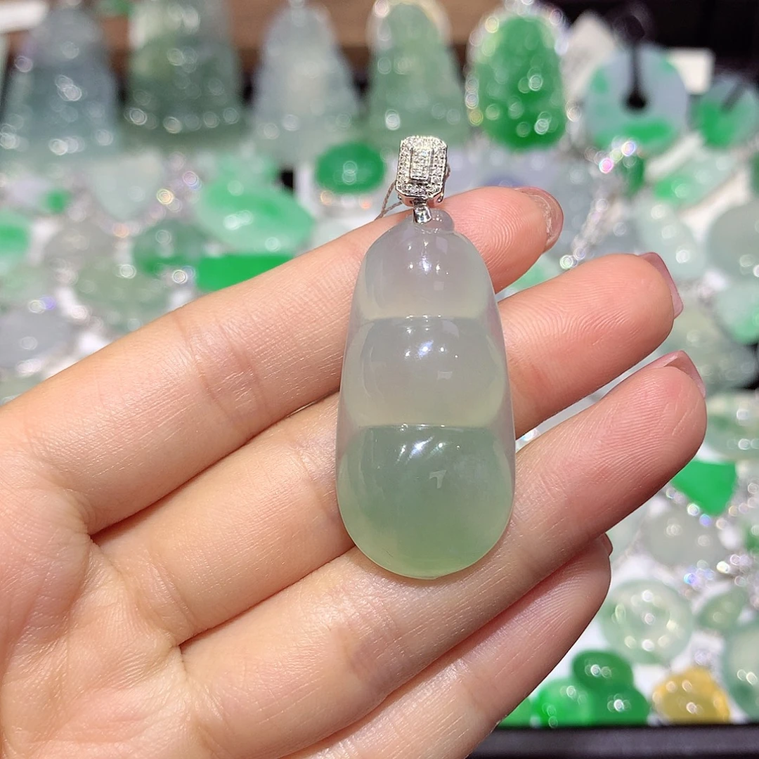 翡翠18K金镶嵌颈饰豆