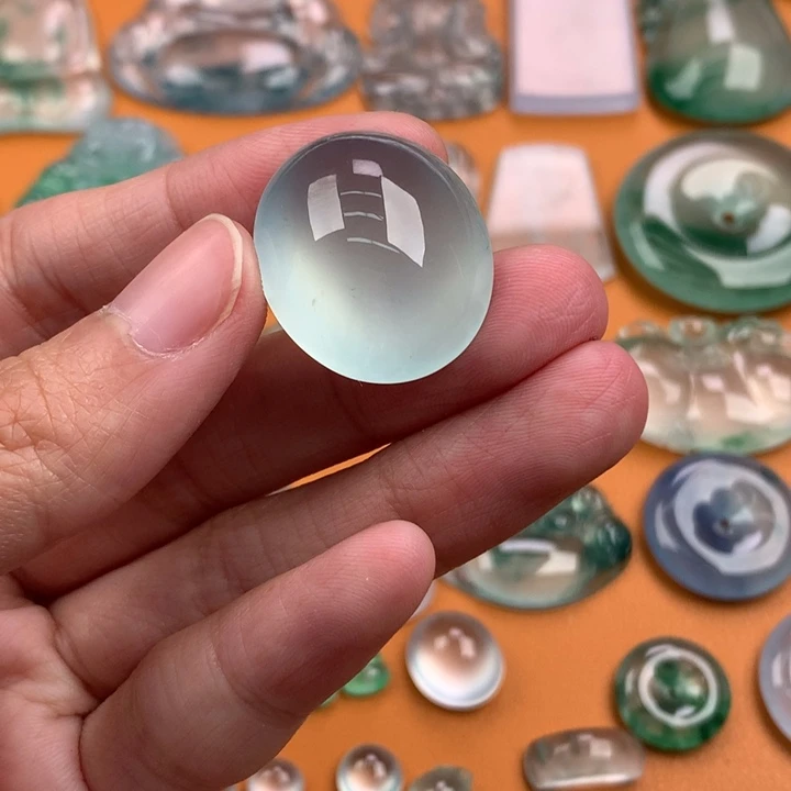 翡翠挂件未镶嵌…..