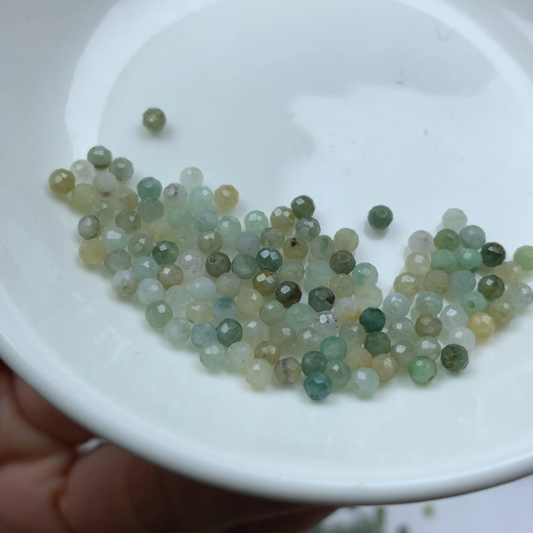 翡翠颈饰未镶嵌卡3。切割面珠。110颗。