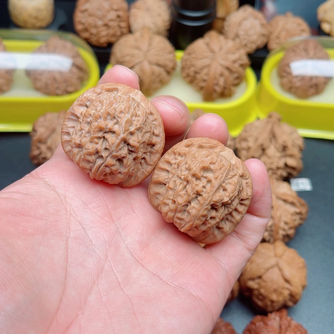 文玩核桃吊坠血麒麟狮子头37×