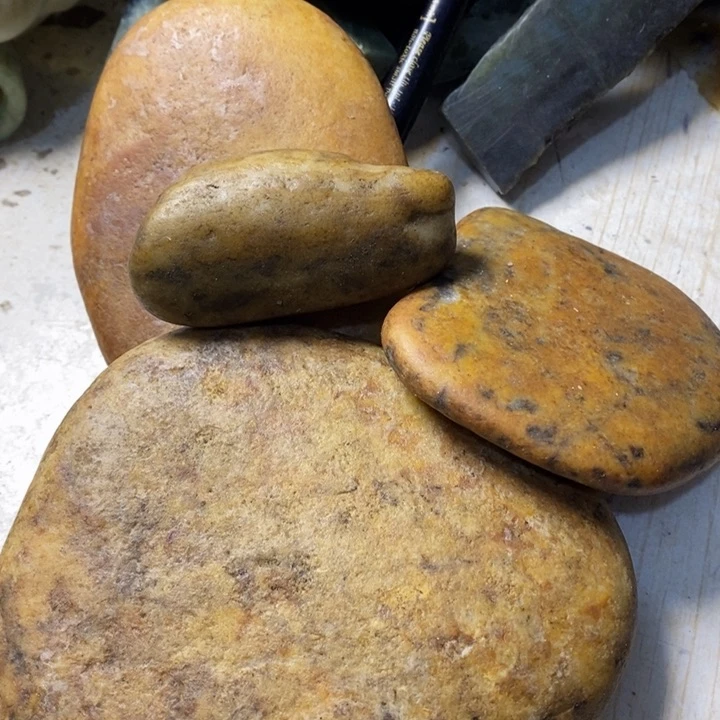 透闪石质玉珠宝半成品未镶嵌沙*上