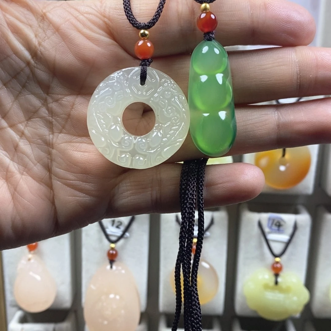 颈饰未镶嵌石英质玉（金丝玉），*