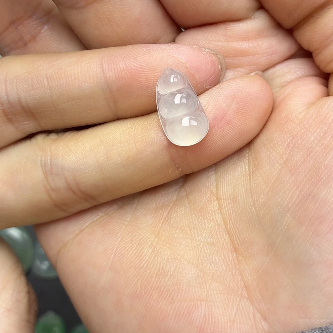 翡翠未镶嵌颈饰白冰豆