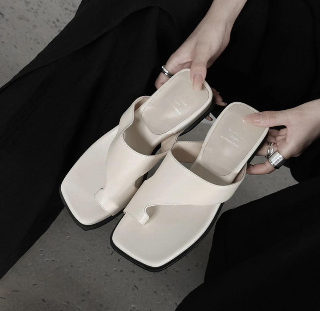 法式极简风厚底套趾一字拖女2025新款夏季外穿小众坡跟露趾凉拖鞋