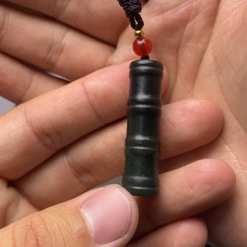 大***兔和田玉未镶嵌颈饰